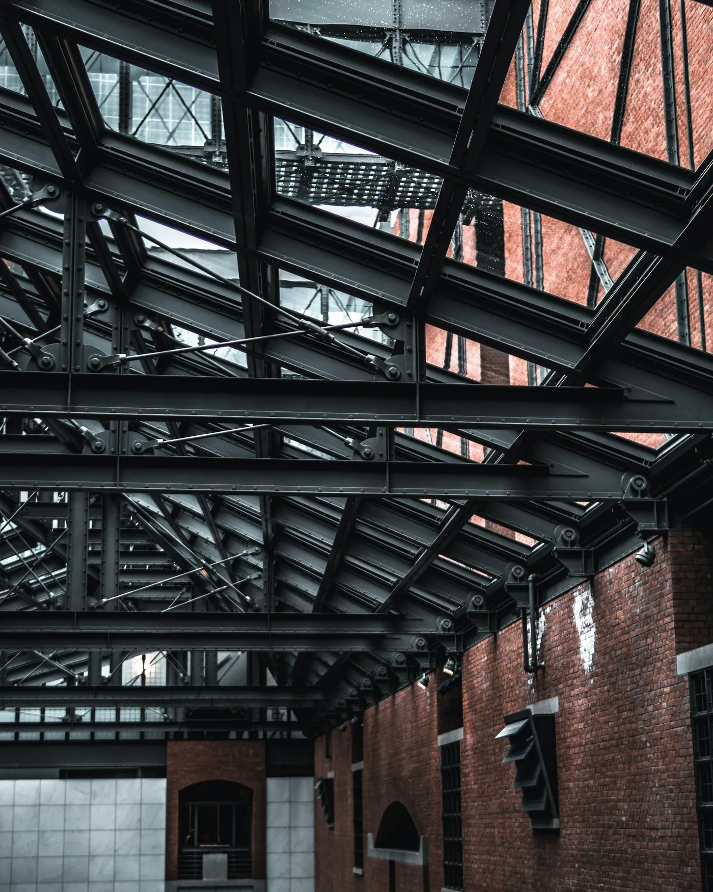 Structure en acier et verrières de la halle