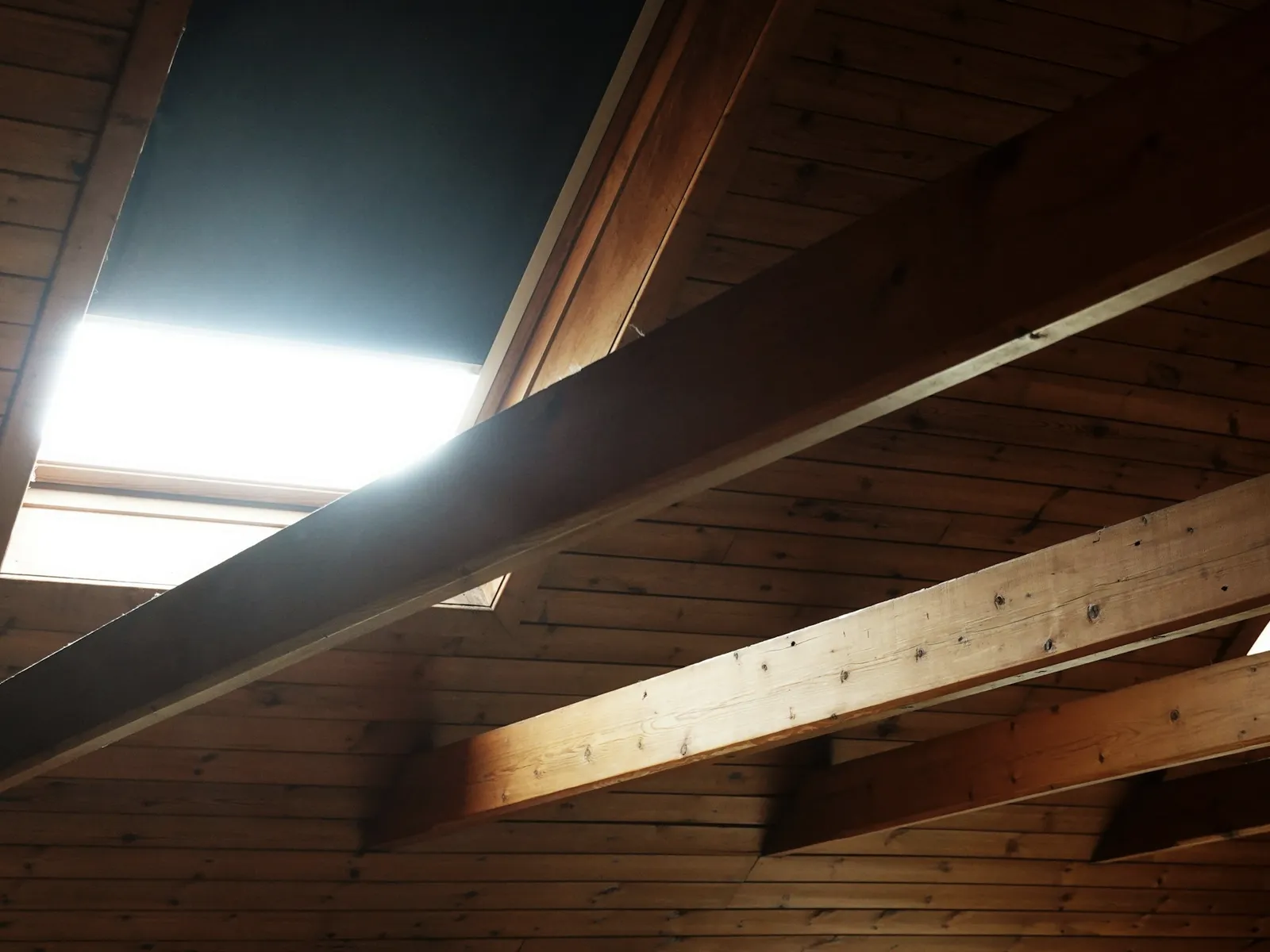 Une pièce sous le toit, ouverte sur le ciel