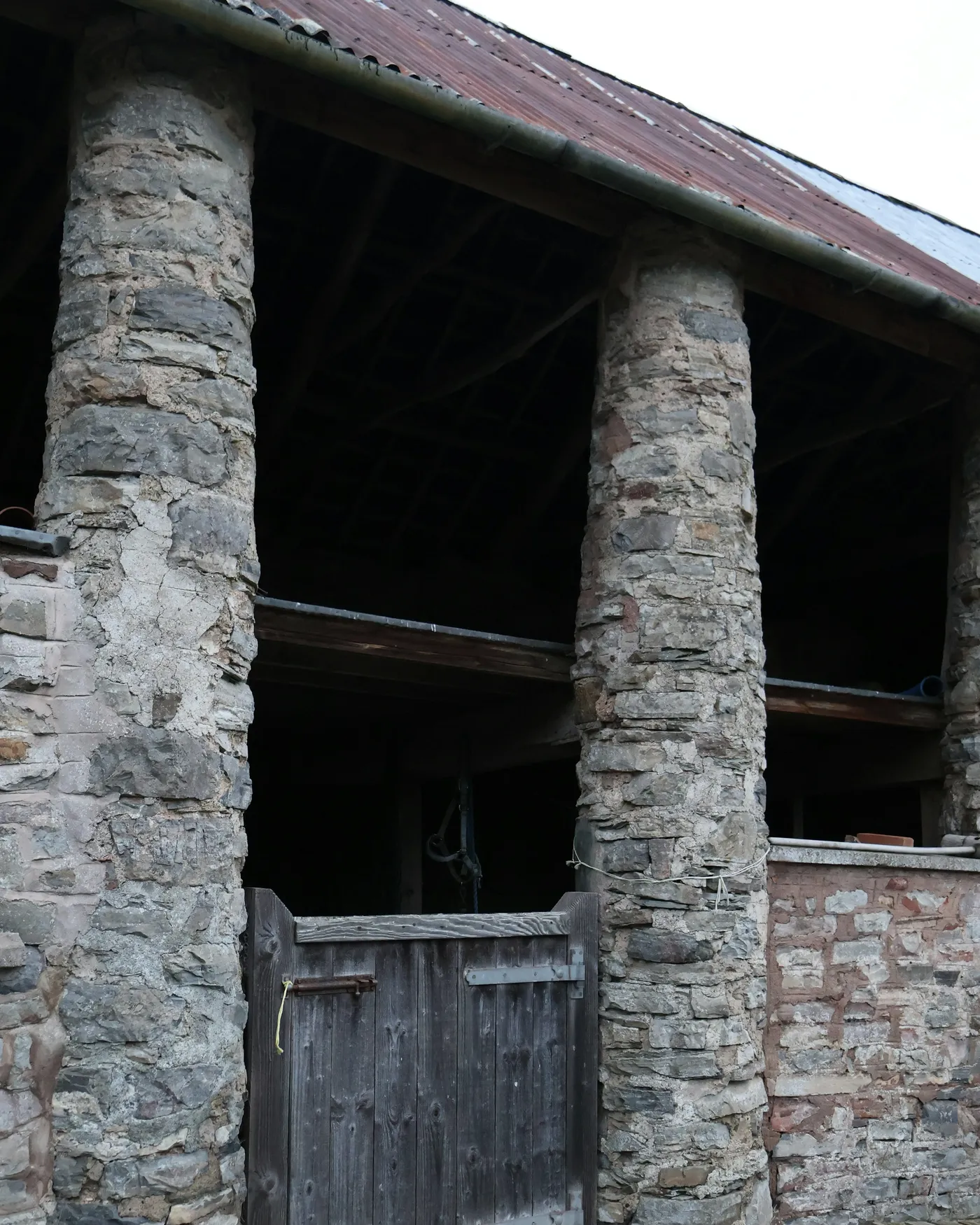 Murs de pierre et chaux restaurés
