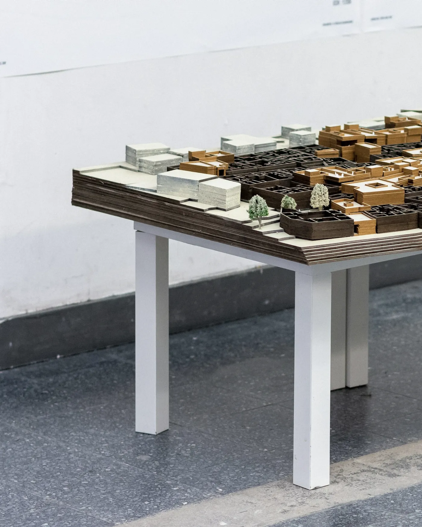 L’atelier Pilotis : maquettes et plans sur les tables de travail
